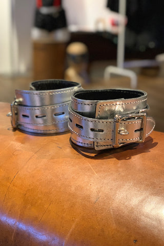 Leder-Handfesseln silber