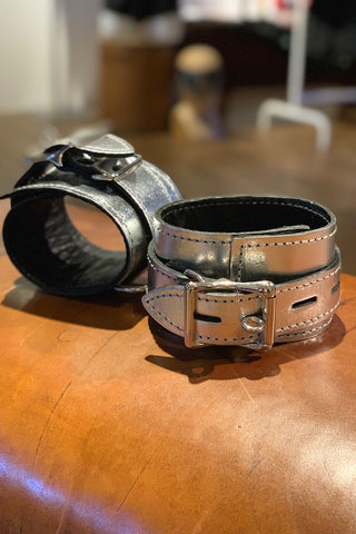 Leder-Handfesseln silber