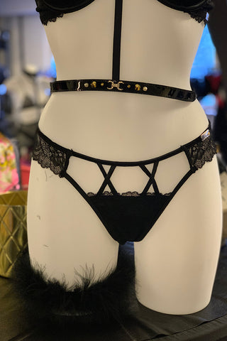 Daisy String mit Bändern und Spitze
