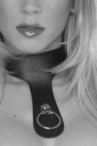 Lederhalsband mit Ring