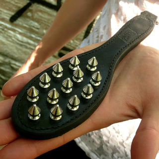 Mutters böse Strafe kleines Oval-Paddel mit Nieten