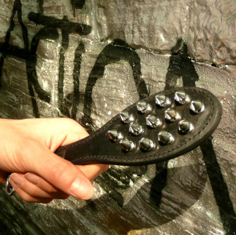 Mutters böse Strafe kleines Oval-Paddel mit Nieten 